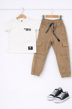 Conjunto Parachute Dril Caqui + Camiseta Estampada